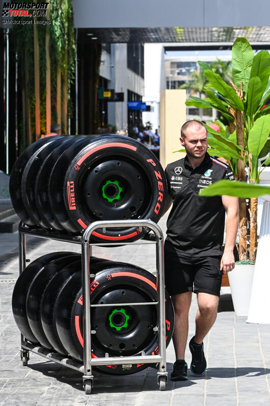 Mercedes-Mechaniker mit Pirelli-Reifen