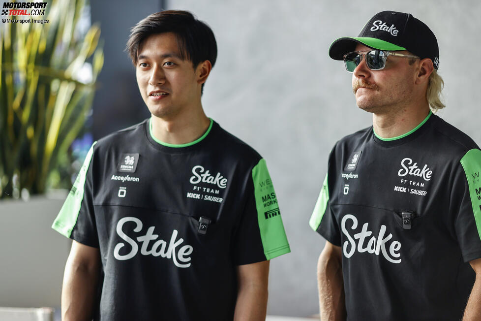 Guanyu Zhou (Sauber) und Valtteri Bottas (Sauber) 