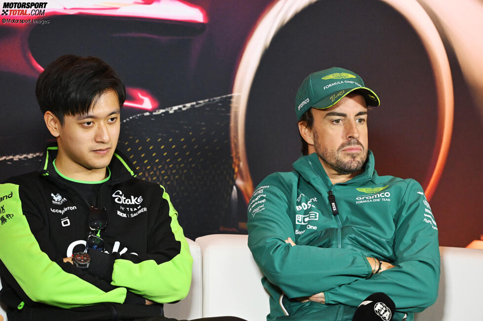Guanyu Zhou (Sauber) und Fernando Alonso (Aston Martin) 