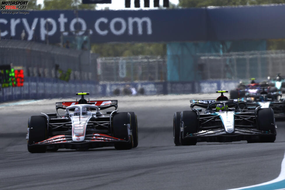 Nico Hülkenberg (Haas) und Lewis Hamilton (Mercedes) 