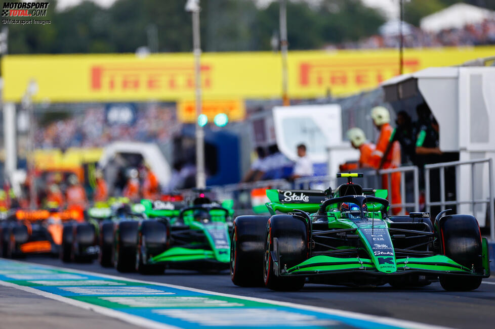Guanyu Zhou (Sauber) und Valtteri Bottas (Sauber) 