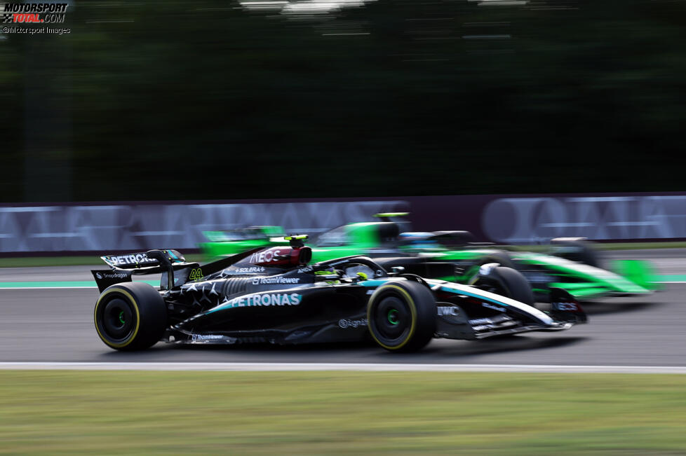 Guanyu Zhou (Sauber) und Lewis Hamilton (Mercedes) 