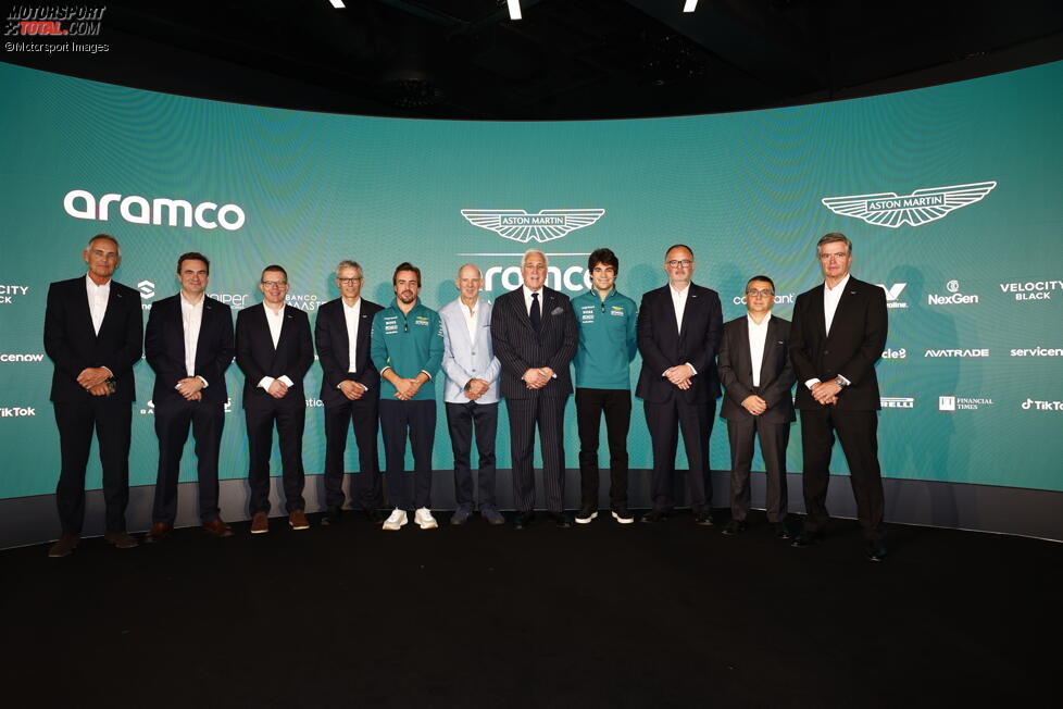 Fernando Alonso (Aston Martin), Adrian Newey, Lawrence Stroll und Lance Stroll (Aston Martin) und die leitenden Angestellten