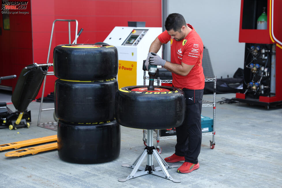 Ferrari-Mechaniker mit Pirelli-Reifen