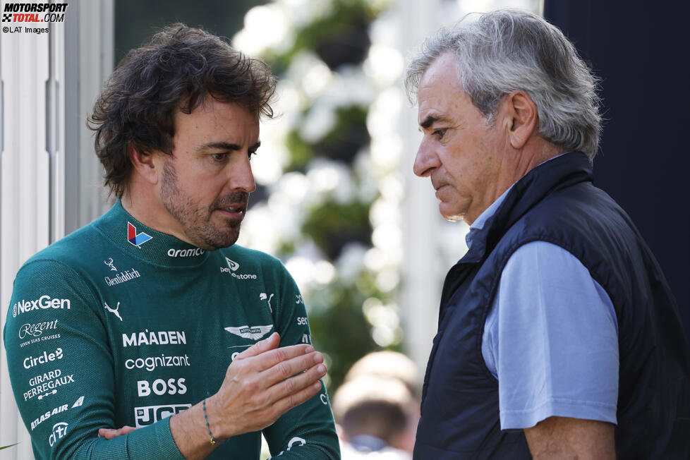 Fernando Alonso (Aston Martin) und Carlos Sainz sr.