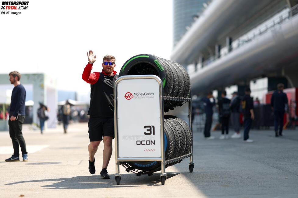 Mechaniker von Haas mit Formel-1-Reifen