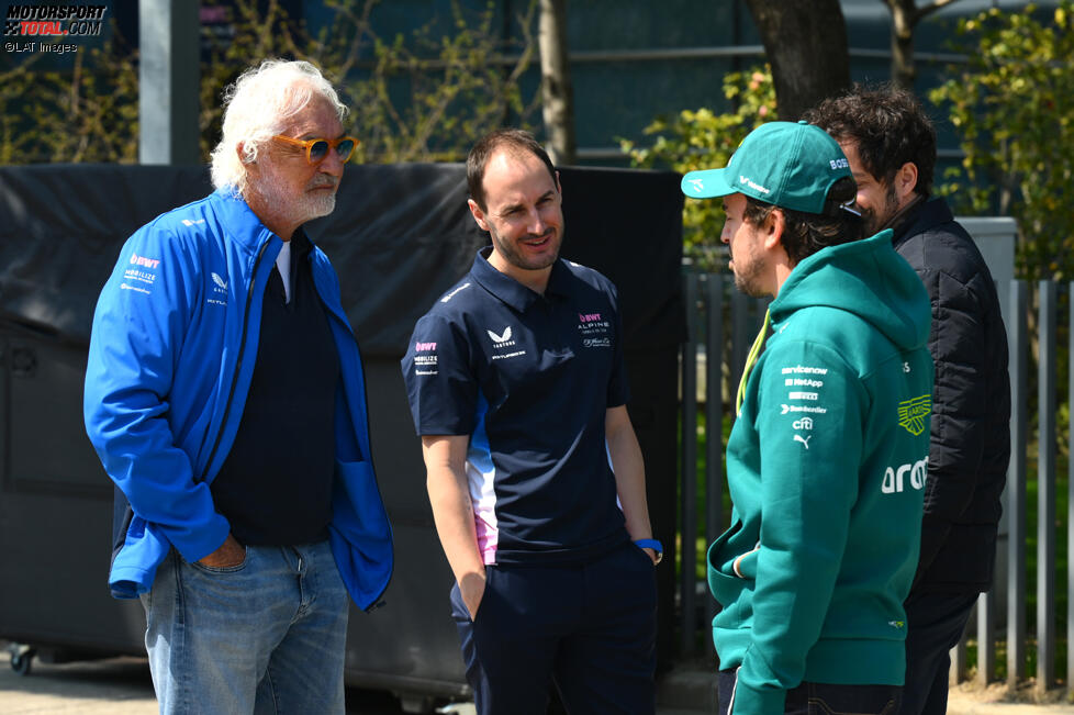 Flavio Briatore, Oliver Oakes (Alpine) und Fernando Alonso (Aston Martin) 