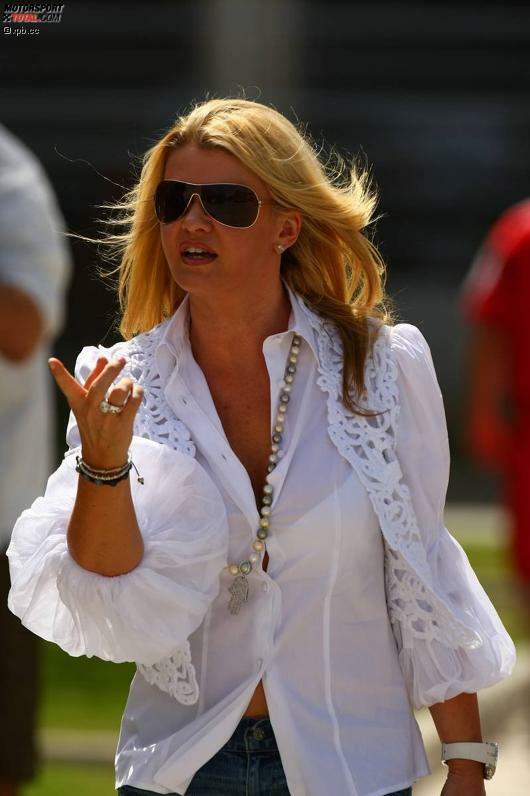 Mit Michael Schumacher kehrt auch seine Gattin Corinna ins Fahrerlager zurück: Die Ex-Freundin kam klassisch in Blue-Jeans und weißer Bluse und drückte ihrem Michael die Daumen. Der fuhr am Sonntag immerhin zu Platz sechs. Nicht schlecht für einen 41-Jährigen!

Norbert Haug ätzt, dass Schumacher 