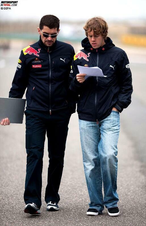 Auch Sebastian Vettel studiert die Strecken akribisch, noch bevor es losgeht. Sein Ansprechpartner am Kommandostand ist Guillaume Rocquelin (links), den im Red-Bull-Team alle nur 