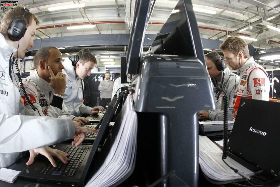 Die Computer-Kids der Formel 1: Lewis Hamilton und Jenson Button checken mit ihren Ingenieuren nicht etwa ihre Facebook- oder Twitter-Accounts, sondern Telemetriedaten. Hunderte Sensoren zeichnen auf jedem Meter genau auf, was die Fahrer machen - und zeigen anschließend schonungslos, was noch nicht gut genug war.