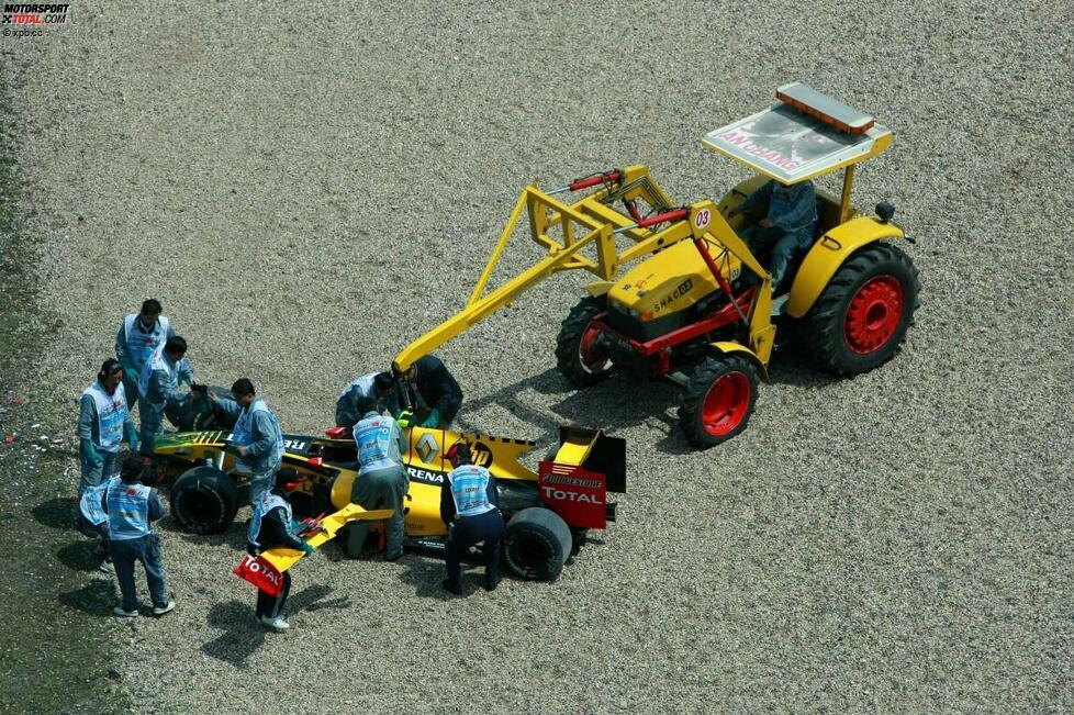 ... und ist schon weg, als sein Renault von der Streckenposten mit einem Traktor abgeschleppt wird.
