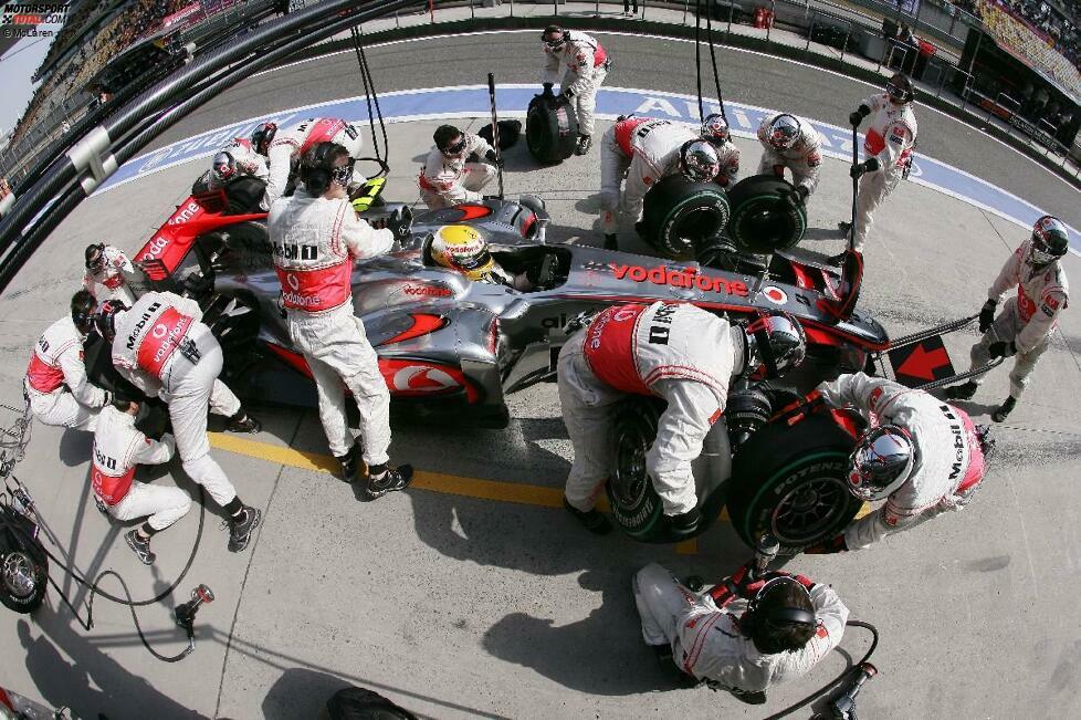 Boxenarbeit in Perfektion: Die McLaren-Crew wechselt die Reifen von Lewis Hamilton. Das geht nicht nur im Rennen schnell, sondern auch im Freien Training - und wird jedes Wochenende zig Mal geübt.