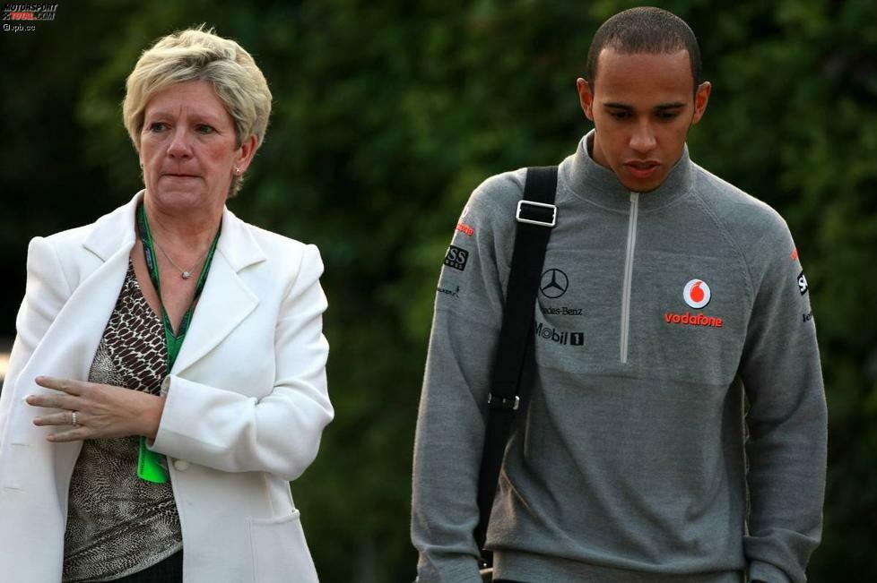 Kaum hat sich Lewis Hamilton von seinem Managervater Anthony - angeblich freundschaftlich - getrennt, taucht schon seine Mutter Carmen Lockhart im Fahrerlager auf. Hat da jemand die Fronten gewechselt? Man bemerke außerdem das schicke Ziegenbärtchen des Frauenschwarms.