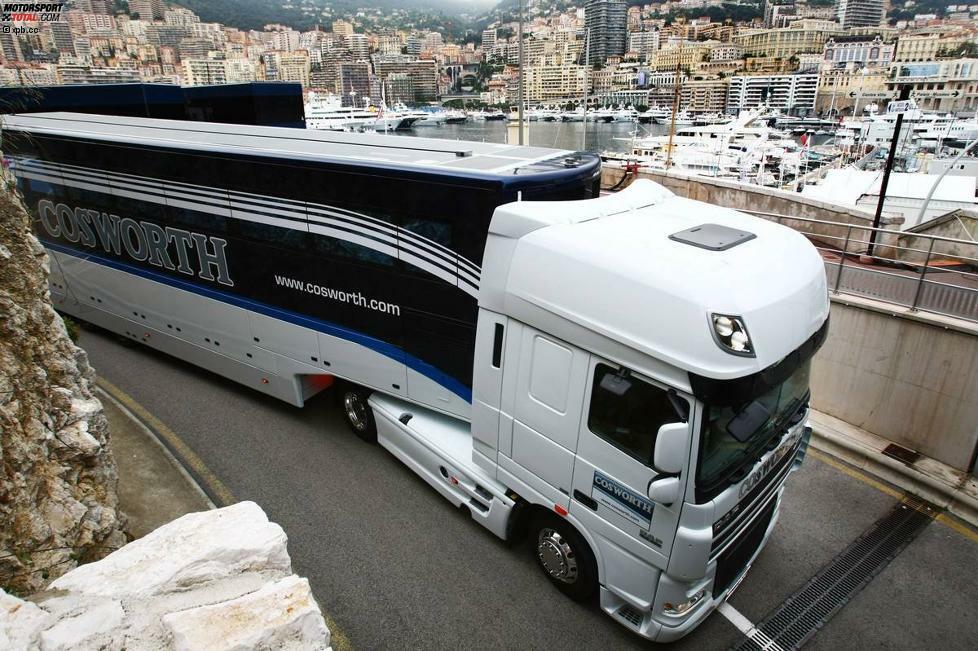 Normalerweise stehen für die Trucks im Fahrerlager riesige Abstellflächen bereit. In Monte Carlo kommt es schon mal vor, dass sich die Fahrer der LKWs durch engste Gassen schlängeln müssen. Im Bild jener von Motorenhersteller Cosworth.