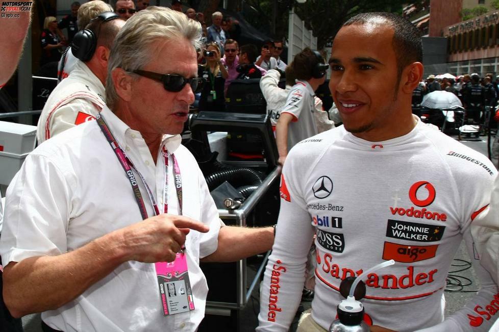 Michael Douglas ist schon seit vielen Jahren leidenschaftlicher Formel-1-Fan und einer der Stammgäste in Monte Carlo. Vor dem Rennen unterhielt er sich mit Lewis Hamilton, dem er als McLaren-Anhänger natürlich die Daumen drückte. Den Start schaute sich Douglas, der die Werbetrommel für seinen neuen Film 