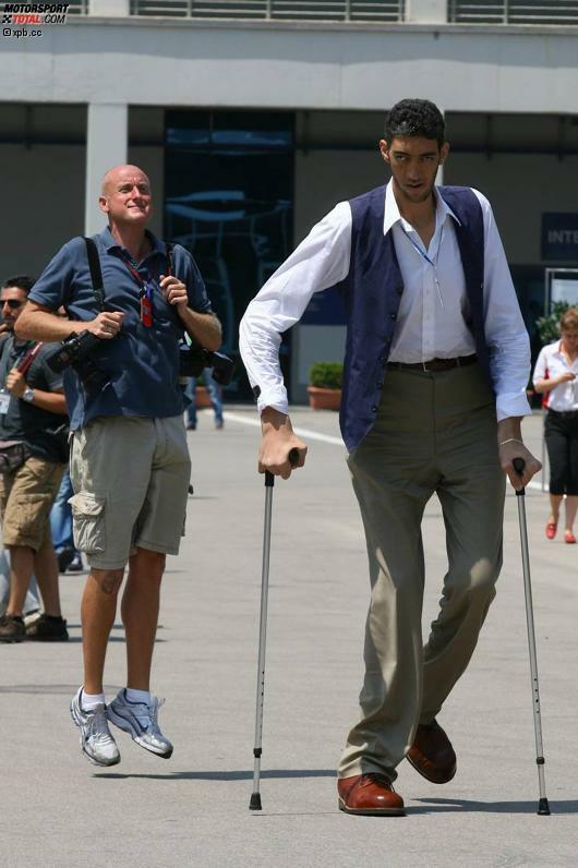 Ein ganz besonderer Gast mischte sich unter die Formel-1-Fans: Sultan Kösen, 27 Jahre jung, ist mit 246,5 Zentimetern der größte lebende Mensch der Welt. Zum Vergleich: Bernie Ecclestone ist 1,59 Meter klein.