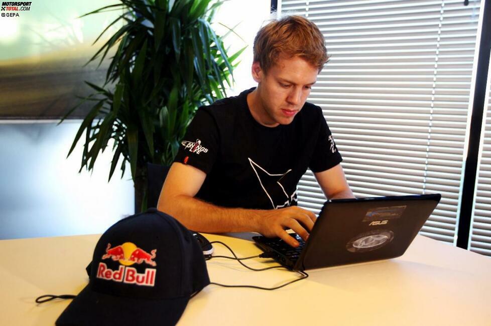 Ins Notebook vertieft: Sebastian Vettel chattete in der neuen Community des Hockenheimrings mit einigen deutschen Formel-1-Fans.