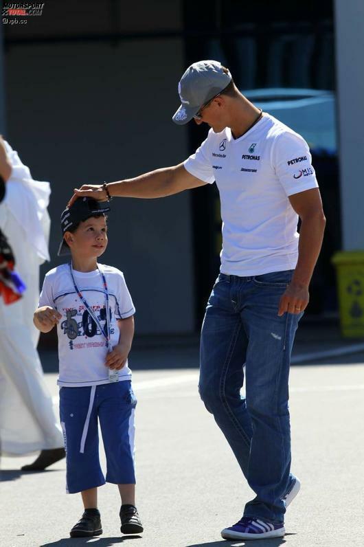 Ein Herz für Kinder II: Für seine kleinsten Fans, die in Wahrheit die größten sind, nimmt sich Michael Schumacher am liebsten Zeit.
