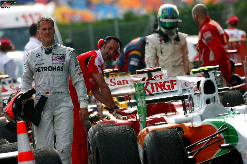 Nach dem Rennen stellen die Piloten ihre Autos im sogenannten Parc Fermé ab. Im Bild Michael Schumacher, der als Vierter zum zweiten Mal seit dem Comeback nur knapp am Podium vorbeischrammte.
