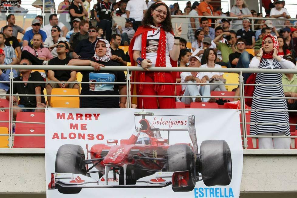 Heiratsantrag eines Fans: Fernando Alonso fliegen auf der ganzen Welt die Frauenherzen zu...