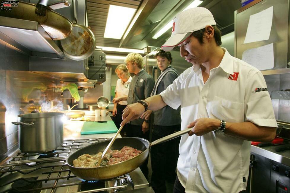 Kamui Kobayashi durfte schon mal in der Sauber-Teamküche üben - falls es mit der Rennfahrerkarriere nicht klappen sollte? Am Sonntag holte er aber als Zehnter den ersten WM-Punkt für die Schweizer. Mahlzeit!