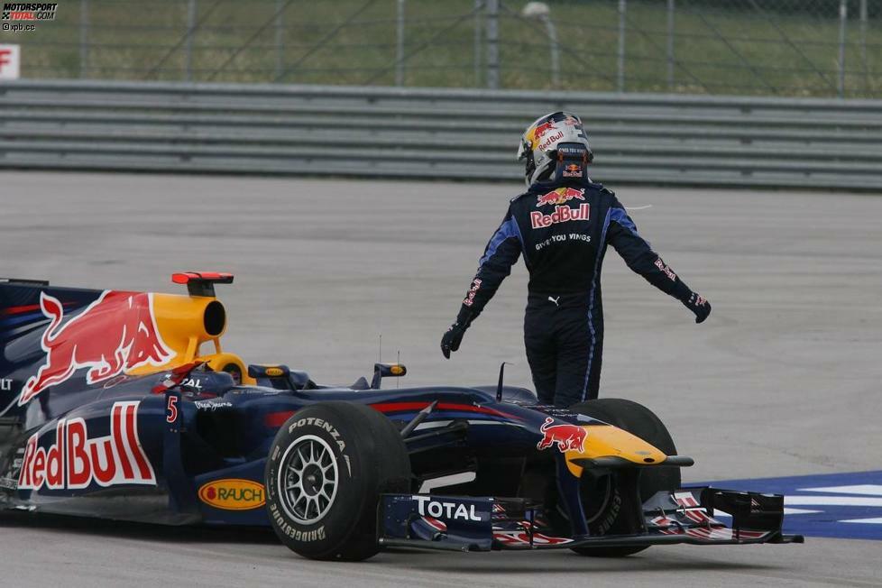 Sekunden nach dem Ausfall: Vettel steigt aus dem Cockpit, ...
