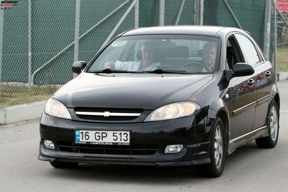 Der Streckenposten bietet ihm keinen Renault an, sondern lediglich einen Chevrolet Lacetti an.