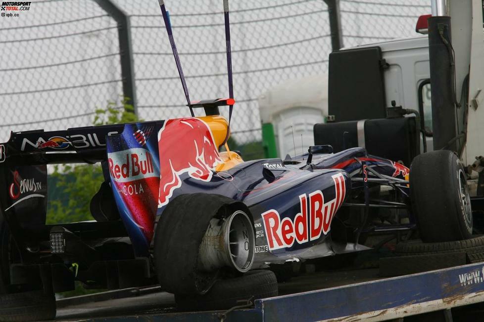 Vettels RB6 wird nach dem Unfall abtransportiert.