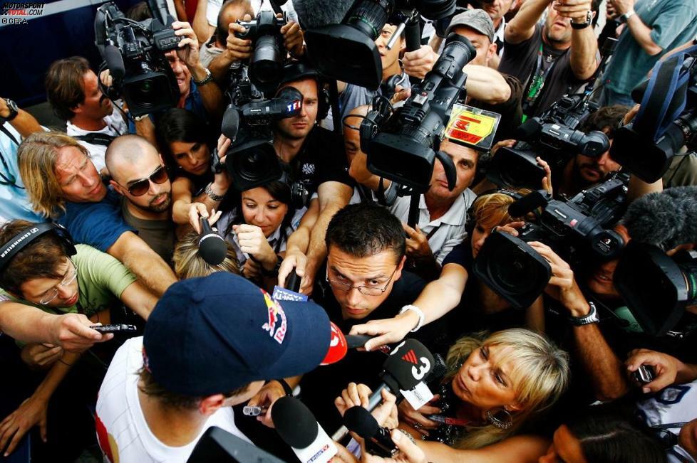 Diszipliniert: Erst verweigert Vettel Interviews, nach ein paar Minuten stellt er sich dann aber doch der Presse. Das Gedränge um ihn ist riesengroß.