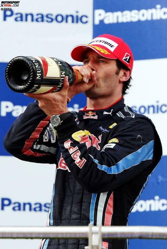 Teamkollege Webber ertränkt indes den Frust über den verpassten Sieges-Hattrick mit einer Flasche Champagner. Immerhin baut er als Dritter seine WM-Führung aus.