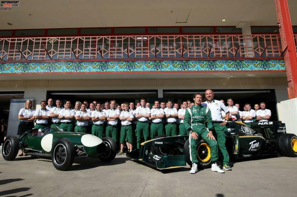 Lotus-Mannschaftsfoto anlässlich des 500. Grand Prix des Traditionsteams, das zwischen 1994 und 2010 eine 