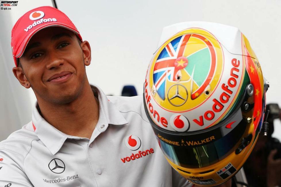 Hamilton, 2008 im Regen schon einmal Sieger in Silverstone an, packte für sein Heimrennen wieder mal einen Spezialhelm aus. Jeweils zur Hälfte zu sehen sind der Union Jack und die Flagge von Grenada, von wo seine Familie ursprünglich abstammt.