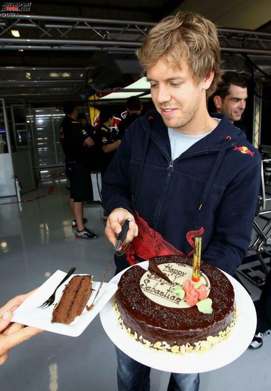 Mit einer Schokotorte feierte Sebastian Vettel vor dem Rennwochenende seinen 23. Geburtstag. Als Geschenk gab es eine eigene Pressesprecherin - Britta Roeske wird sich von nun an nur noch um ihn kümmern. Die hübsche Blondine ist mindestens genauso süß wie Sebs Torte...