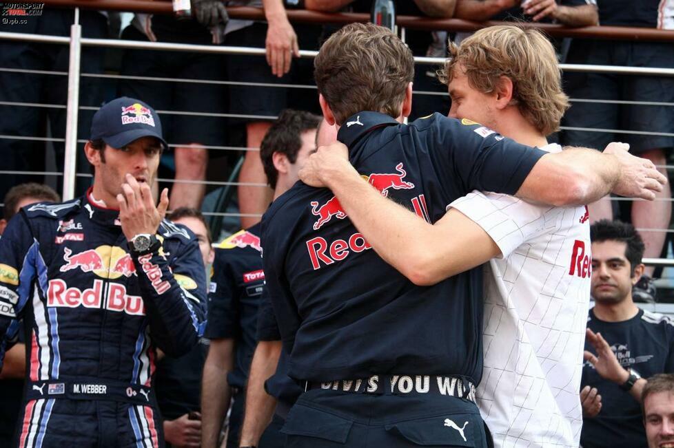 Bild mit Symbolkraft: Teamchef Christian Horner umarmt Sebastian Vettel, Sieger Webber steht nur im Hintergrund. Kein Wunder, dass sich der WM-Dritte nur als Nummer zwei fühlt...