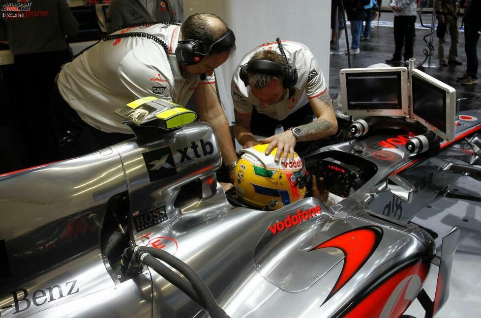 Freies Training bei McLaren: Die Mechaniker unterstützen Lewis Hamilton beim letzten Feintuning vor dem nächsten Run.