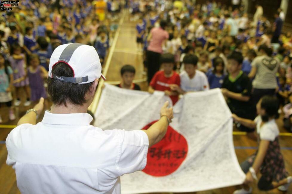 Die üblichen PR-Termine vor einem Rennwochenende: Kamui Kobayashi fühlt sich bei einem Besuch in einer japanischen Schule in Singapur fast wie zu Hause...
