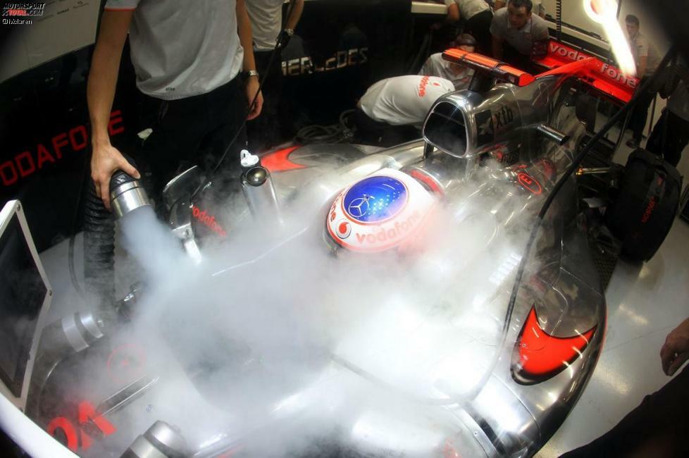 Man kann es mit dem Kühlen auch übertreiben: Jenson Button in einer Trockeneis-Wolke. Stets knapp 30 Grad und eine Luftfeuchtigkeit teilweise jenseits der 70 Prozent machten den Fahrern selbst in der Nacht zu schaffen.
