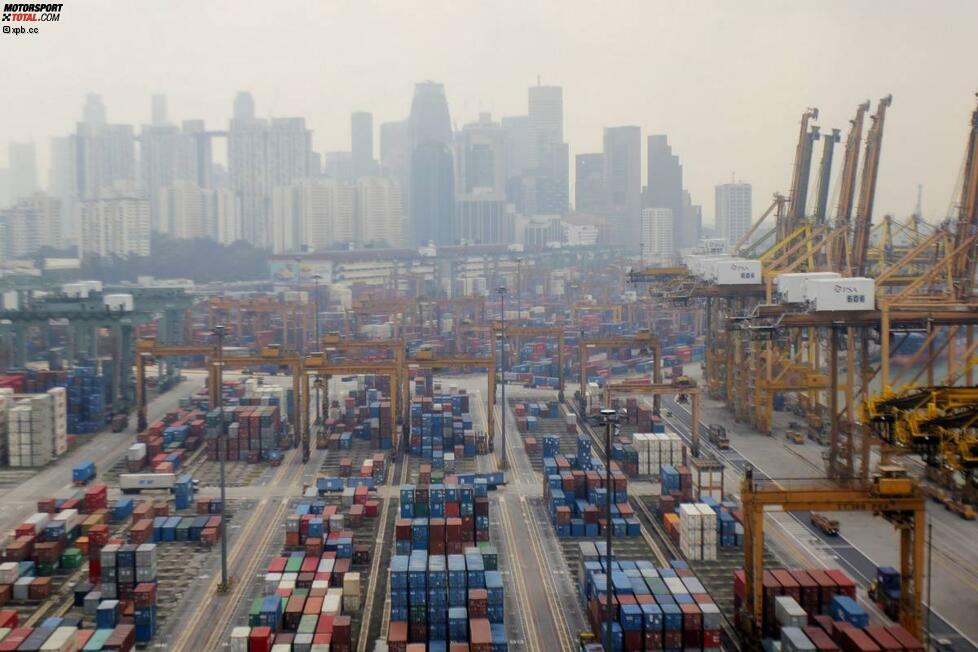 Die Seite der Stadt, die man im TV nicht sieht: Frachtcontainer im Hafen. Singapur gilt als eine der wichtigsten Handelsstädte im asiatischen Raum. Selbst der Hafen ist aber so sauber wie der Rest der City.