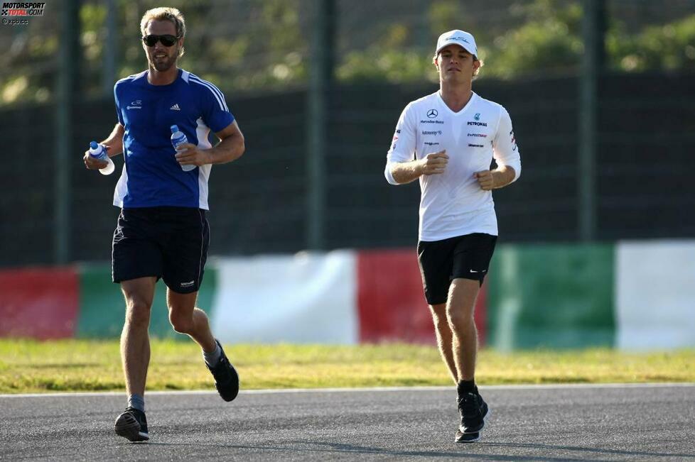 Nico Rosberg joggt am Donnerstag um den Kurs, um sich fit zu halten und letzte Eindrücke mitzunehmen. Die Mineralwasserflaschen lässt er aber seinen Coach schleppen.
