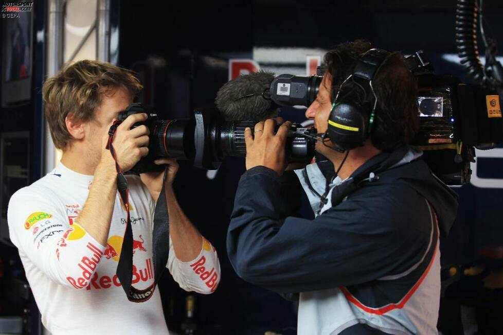 Auch die Fahrer haben am Samstag nichts zu tun: Sebastian Vettel blödelt mit einer Kamera herum, ...