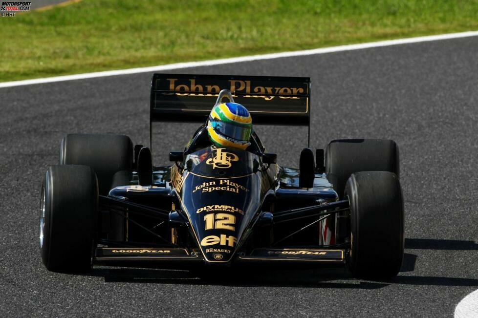 Ayrton Senna ist in Suzuka auch 16 Jahre nach seinem Tod ein Mythos, seine Fanartikel werden am meisten verkauft. Deswegen dreht Neffe Bruno eine Demorunde in einem Lotus 97T aus der Saison 1985.
