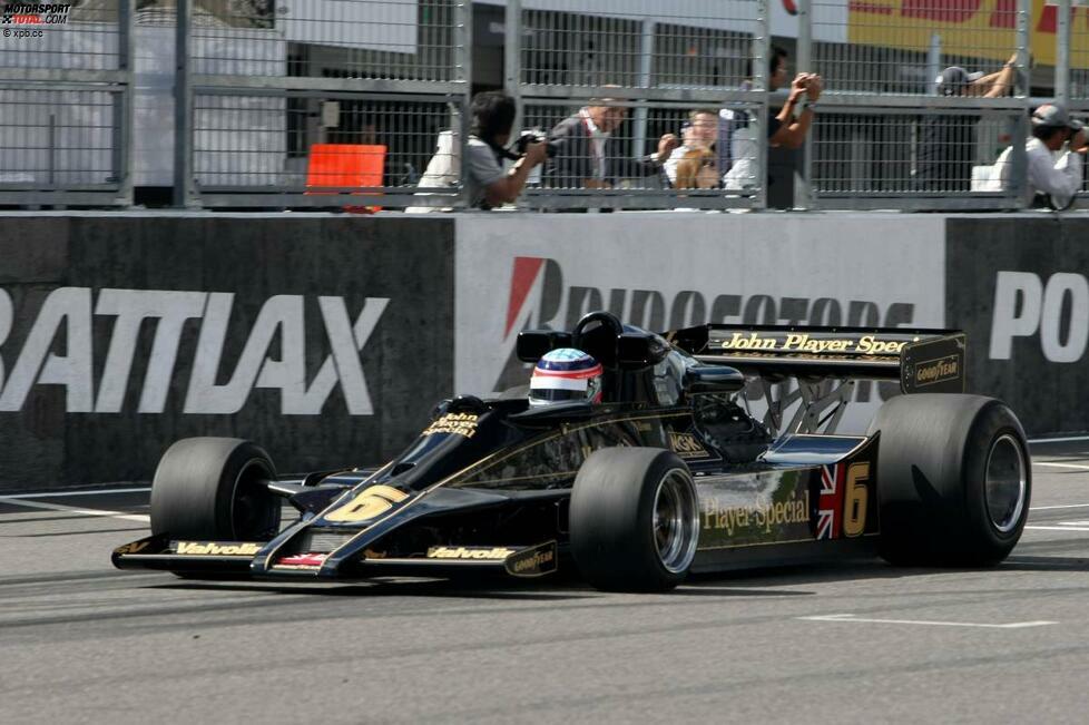 Japans früherem Superstar Takuma Sato wird die Ehre zuteil, einen Lotus 77 von Gunnar Nilsson zu chauffieren.
