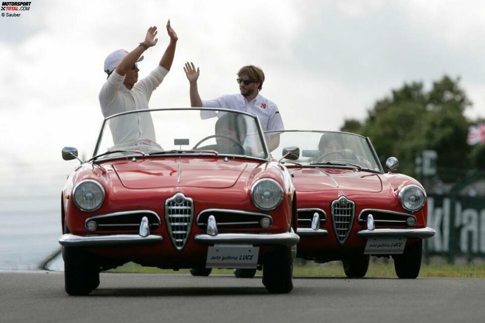 Lokalmatador Kamui Kobayashi und Nick Heidfeld werden in einem Alfa Romeo den Fans präsentiert, ...