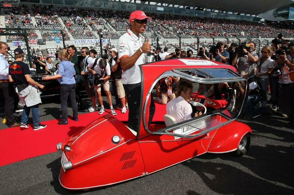... Lewis Hamilton hingegen in einem von einigen belächelten Messerschmitt KR175 aus den 1950er-Jahren. Dass er so billig abgespeist wird, während seine Kollegen einen Ferrari oder Rolls-Royce bekommen, stört den McLaren-Star aber nicht.