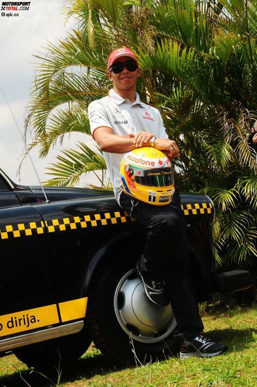 Lewis Hamilton mit einem Londoner Taxi-Cab. Dass die Wahl des Fahrzeugs in São Paulo durchaus lebenswichtig sein kann, bekam sein Teamkollege Jenson Button zwei Tage später zu spüren...