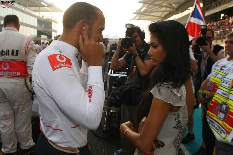 Wenn Blicke töten könnten: Lewis Hamilton grinst fröhlich, aber seine Freundin Nicole Scherzinger scheint schon vor dem Start zu ahnen, dass es nicht für den WM-Titel reichen wird. Oder hat Lewis etwa gar eines der hübschen Gridgirls zu lange angelacht?