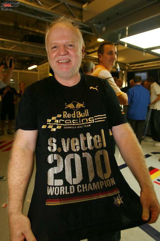 Vater Norbert Vettel mit dem Weltmeister-T-Shirt. Er verfolgte das Rennen vom Yas-Hotel aus und war außer Rand und Band, als dann endlich gefeiert wurde, spielte Luftgitarre zu 