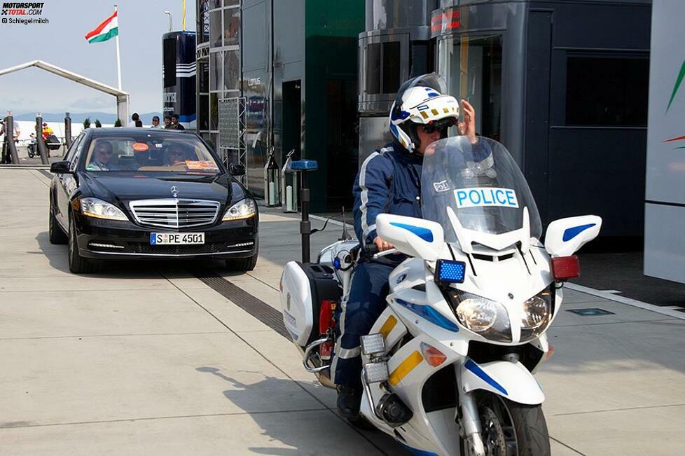 Wenn Ecclestone mit seinem schwarzen Maybach im Fahrerlager ankommt - natürlich immer mit Polizeieskorte -, dreht sich kurz einmal alles nach ihm um. Dem Briten ist es übrigens immer noch nicht zu blöd geworden, 