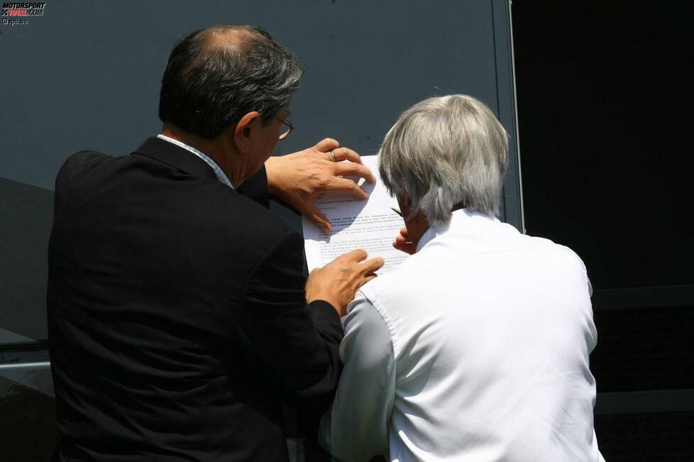 So macht man Geschäfte: Quasi im Vorbeigehen unterschreibt Ecclestone den neuen Vertrag, der sicherstellt, dass der Grand Prix von Japan auch in den nächsten Jahren in Suzuka stattfinden wird.