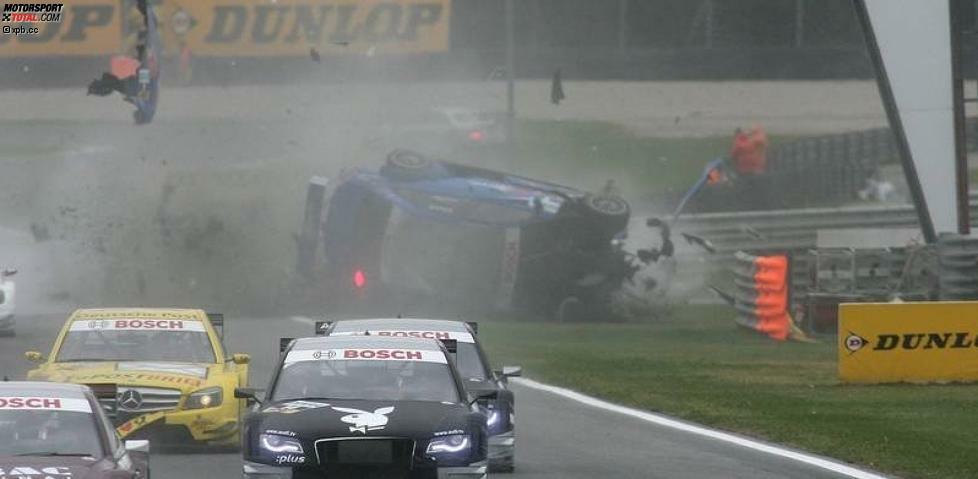 Am Ende der ersten Rennrunde zog Prémat vor Maro Engel nach links, wurde von diesem hinten touchiert und der Unfall nahm seinen Lauf. Zunächst traf der Audi die Ecke einer Leitplanke, am Übergang eines asphaltierten Rettungsweges auf das Gras wurde er dann richtiggehend in einen Überschlag katapultiert. 